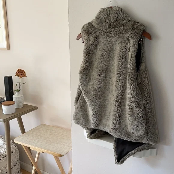 faux fur vest - Picture 4 of 5